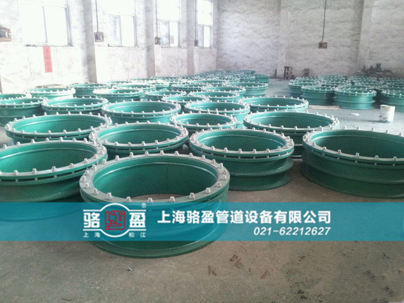 河南省駐馬店市正陽縣柔性人防套管發(fā)貨圖 /></p>人防套管主要應(yīng)用于管道穿墻處不承受管道振動(dòng)和伸縮變形的建筑物，一般情況下，如果只是考慮到管道的穿墻，不需考慮管道的位移變形，只需要選用人防套管。如果對于地震設(shè)防要求比較高的地區(qū)，在使用人防套管的同時(shí)應(yīng)在該建筑物外墻管道設(shè)置柔性連接，從而達(dá)到墻體的防水目的。<br />    人防套管安裝說明：① 按照設(shè)計(jì)圖樣的要求，在建筑物上定出管道走向、位置和標(biāo)高，確定支架的位置和數(shù)量 ② 安裝支架。根據(jù)確定好的支架位置和施工現(xiàn)場的實(shí)際情況，選定支架的安裝方式，將支架安裝到位③ 預(yù)制管段。根據(jù)施工圖，根據(jù)施工現(xiàn)場的實(shí)際情況，按照測線的方法，繪制各段管線加工圖，將劃分加工好的管段，分段下料，編好序號(hào)，開好坡口，以備組對④ 管道就位。把預(yù)制好的管段安放到支架上，并采取臨時(shí)固定措施⑤ 管道連接。將安放好的管道，對好管口，用焊接的方法，連成管線 ⑥ 找好坡度。按設(shè)計(jì)要求，找好管線坡度。事實(shí)上，坡度在支架安裝時(shí)就已找好，管道連接后，再檢查校對一下，檢查校對合格，把管線固定在支架上。<br />    在使用人防套管的時(shí)候，還應(yīng)該注意管子內(nèi)徑與人防套管外徑保持一致。如果在人防套管安裝后發(fā)現(xiàn)管道出現(xiàn)縫隙，可以采用柔性石棉材料進(jìn)行填充。<br />    駱盈管道專業(yè)生產(chǎn)人防套管。人防套管主要應(yīng)用于管道穿墻處不承受管道振動(dòng)和伸縮變形的建筑物，一般情況下，如果只是考慮到管道的穿墻，不需考慮管道的位移變形，只需要選用人防套管。駱盈生產(chǎn)的河南省駐馬店市正陽縣<a href=http://www.luoying168.com target=_blank class=infotextkey>鴨嘴閥</a>能夠?qū)崿F(xiàn)污水的正向流出反向止逆的功能，產(chǎn)品質(zhì)量符合~標(biāo)準(zhǔn)。駱盈管道專業(yè)生產(chǎn)二十多種不同類型的<a href=http://www.luoying168.com target=_blank class=infotextkey>鴨嘴閥</a>，產(chǎn)品質(zhì)量符合~標(biāo)準(zhǔn)，并且我公司長期與國內(nèi)的一大批知名的鋼鐵閥門廠家進(jìn)行合作并建立深厚的合作友誼，產(chǎn)品質(zhì)量經(jīng)得起實(shí)踐的檢驗(yàn)，專業(yè)致力于管道行業(yè)二十多年，駱盈品質(zhì)值得您的信賴。駱盈管道作為專業(yè)的生產(chǎn)鴨嘴閥廠家，產(chǎn)品質(zhì)量經(jīng)得起實(shí)踐的檢驗(yàn)，駱盈產(chǎn)品不僅性能優(yōu)良，而且鴨嘴閥價(jià)格也是十分的優(yōu)惠。河南省駐馬店市正陽縣鴨嘴閥哪家好，駱盈管道是選。<p style=